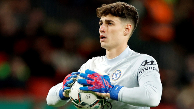 Kiper Chelsea Kepa Arrizabalaga beraksi saat hadapi Chelsea di Stadion Wembley, London, Inggris, Minggu (27/2/2022). Foto: Action Images via Reuters/John Sibley 