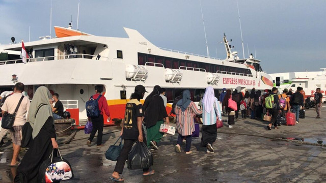 Pemudik mulai menaiki Kapal Espress Priscilia 4 yang hendak menuju Kota Raha dan Baubau. Foto: Istimewa.