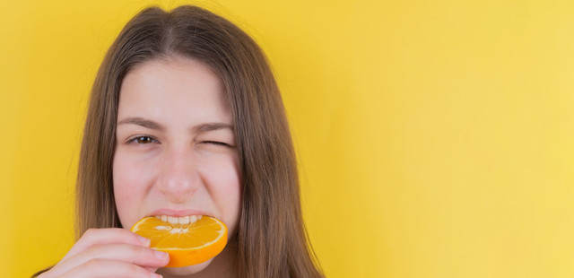 Ilustrasi cara memutihkan gigi dengan jeruk nipis. Foto: unsplash