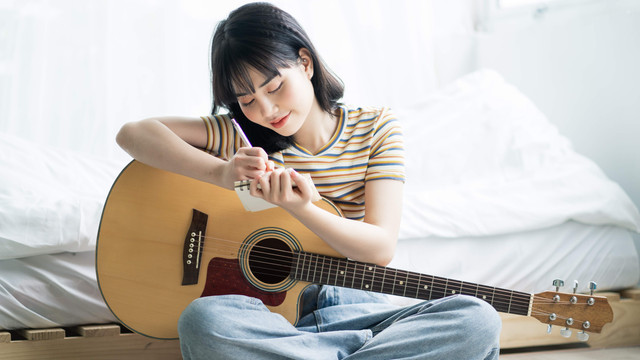 Ilustrasi musisi menulis lagu. Foto: TimeImage Production/Shutterstock