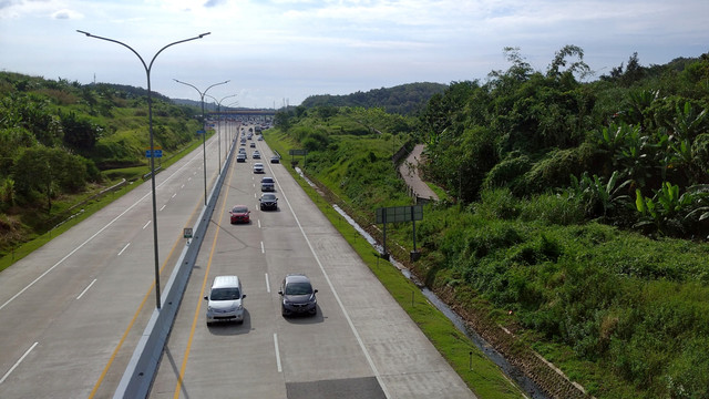 Suasana arus mudik di Gerbang Tol Kalikangkung, Semarang, Jawa Tengah, pada Kamis (28/4/2022), satu jam sebelum penerapan one-way. Foto: Intan Alliva Khansa/kumparan