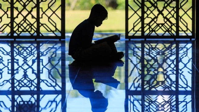 Ilustrasi membaca Al Quran. Foto: Shutterstock