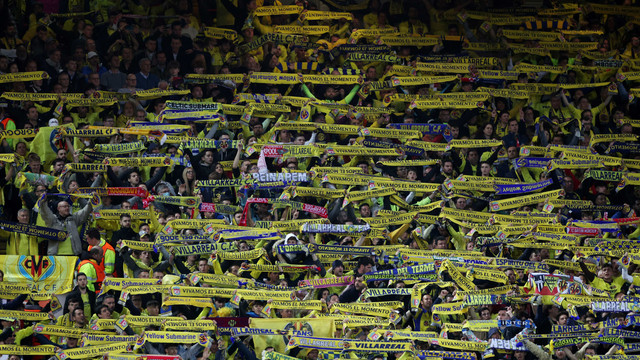 Fan Villarreal saat pertandingan Semi Final Liga Champions Leg Pertama di Anfield, Liverpool, Inggris. Foto: Phil Noble/Reuters