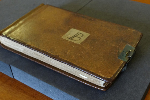 Sebuah buku catatan yang ditulis oleh Charles Darwin difoto setelah dikembalikan ke Perpustakaan Universitas Cambridge, Inggris. Foto: Stuart Roberts/Cambridge University Libraryvia REUTERS