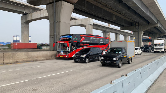 Situasi arus lalu lintas Tol Jakarta-Cikampek KM 29A, Rabu (27/4). Foto: Nugroho GN/kumparan