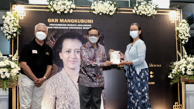 Didampingi Ketua Tim Produksi, Julius Felicianus, Menko Polhukam, Mahfud MD, memberikan kado buku 'GKR Mangkubumi, Penyambung Budaya Adiluhung dan Peradaban Indonesia Modern," kepada GKR Mangkubumi di Jogja, Sabtu (26/2). Foto: istimewa