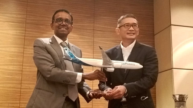 Presiden Airbus untuk Asia-Pasifik, Anand Stanley (kiri), bersama Presiden Direktur Airbus Indonesia, Dani Adriananta (kanan), saat Media Briefing Airbus di Grand Hyatt Hotel, Jakarta, Rabu (20/4/2022). Foto: Fariza Rizky Ananda/kumparan