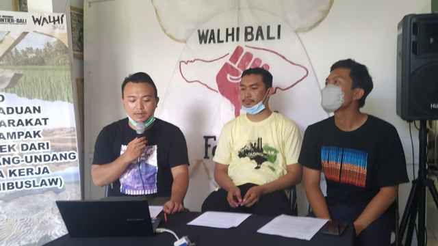 Direktur WALHI Bali Made "Bokis" Krisna Dinata saat memberi keterangan pers, Kamis (17/3) - ROB