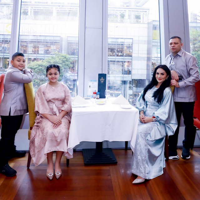 Keluarga KD dan Raul Lemos. Foto: Instagram/@krisdayantilemos