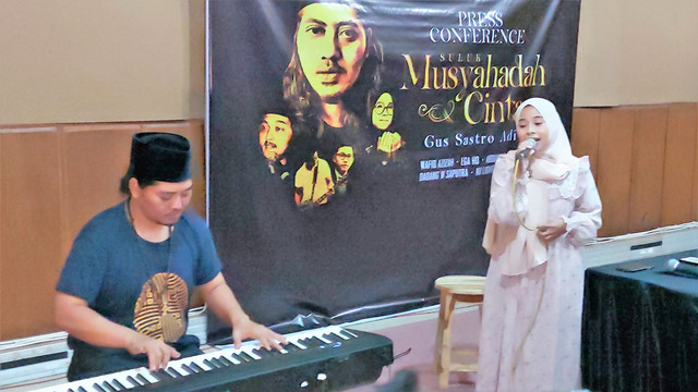 Penyanyi lagu religi, Wafiq Azizah, dalam geladi konser di Lokananta, Solo. FOTO: Fernando Fitusia