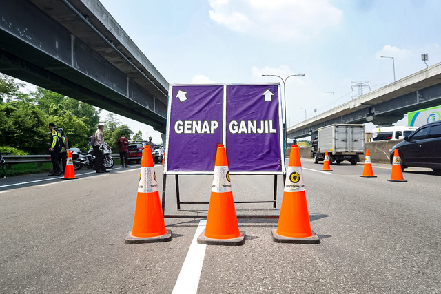 Polisi mengatur arus lalu lintas saat penerapan ganji genap di Tol Cikampek KM 47, Jawa Barat, Senin (25/4).  Foto: Iqbal Firdaus/kumparan