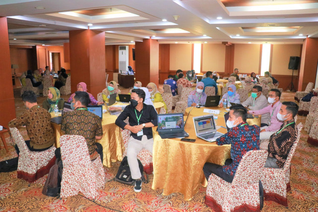 Dosen FTK UIN STS Jambi dan guru pamong berlatih Learning Management System (LMS) pintartanoto.id dan berdiskusi merumuskan pendampingan bagi mahasiswa calon guru yang akan praktik lapangan di madrasah mitra. 