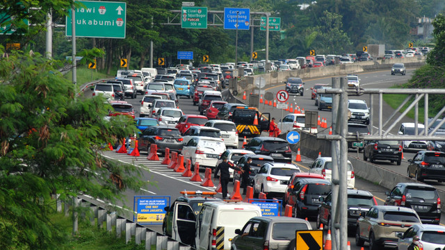 Sejumlah kendaraan melintas menuju kawasan Ciawi, Lido dan Sukabumi setelah pintu keluar tol Jagorawi akibat penutupan jalan menuju Puncak, Kabupaten Bogor, Jawa Barat, Selasa (3/5/2022). Foto: Arif Firmansyah/ANTARA FOTO