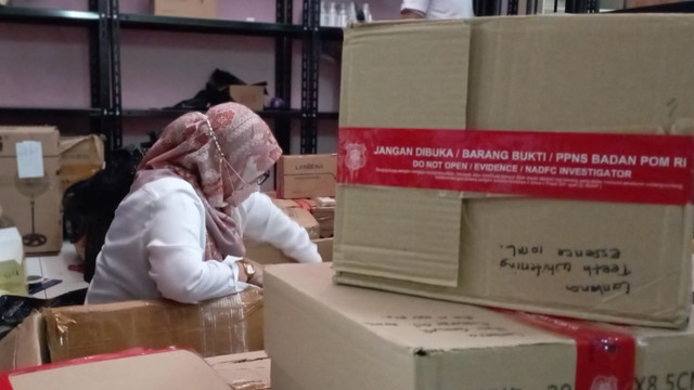 BPOM Jabar ketika melakukan penggerebekan kosmetik dan obat ilegal di Sukajadi, Kota Bandung, Rabu (6/4/2022). Foto: Dok. Istimewa