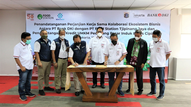 Penandatanganan Kerja Sama Bank DKI dan Food Station Tjipinang Jaya untuk berikan kredit UMKM ke Pedagang Pasar Induk Beras Cipinang, Jakarta, Kamis (10/3/2022). Foto: Bank DKI 