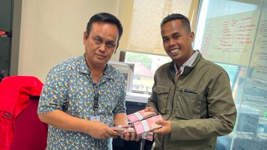 Lord Adi mengembalikan uang Rp 50 juta hadiah Indra Kenz kepada Bareskrim Polri. Foto: Instagram/@adi.mci8
