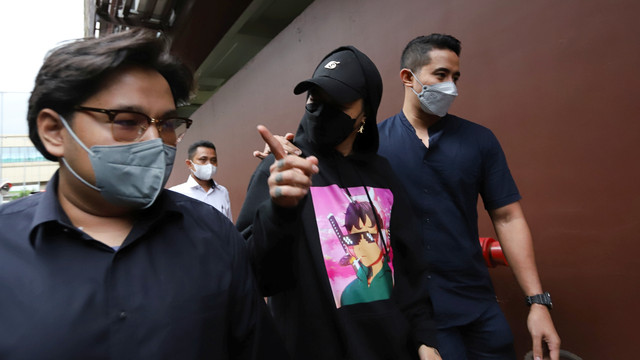 Youtuber Reza Arap memenuhi panggilan sebagai saksi terkait kasus trading Quotex tersangka Doni Salmanan di Bareskrim Mabes Polri, Jakarta, Kamis, (17/3/2022). Foto: Agus Apriyanto