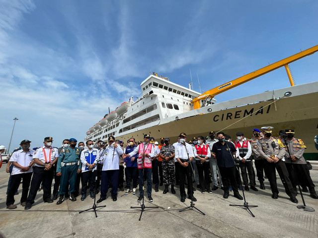 Menko PMK Muhadjir Effendy, Menteri BUMN Erick Thohir, dan Menteri Perhubungan Budi Karya Sumadi meninjau Pelabuhan Panjang, Lampung, Rabu (4/5).  Foto: Dok: Kementerian BUMN