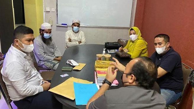 WARGA Negara Asing (WNA) asal Pakistan, Abdullah dan Ali Gohar saat diinterogasi Polsek Kepenuhan, Rokan Hulu, Riau, usai meminta-minta dana ke pengurusu masjid dan mushalla dengan modus membangun rumah tahfiz Alquran. 