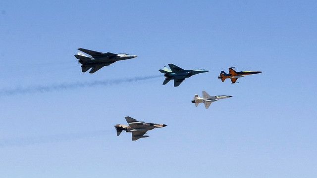 Jet tempur melintas saat parade Hari Tentara Nasional di Teheran, Iran pada Senin (18/4/2022). Foto: Iranian Army/WANA/Handout via REUTERS