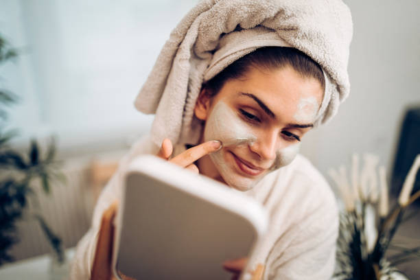 rekomendasi masker wajah untuk remaja. sumber foto : unsplash/ perempuan bercermin