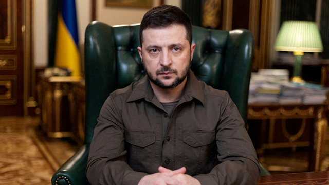 Presiden Ukraina Volodymyr Zelensky berbicara dalam sebuah pidato, di Kiev, Ukraina, Minggu (3/4/2022). Foto: Layanan Pers/Handout Kepresidenan Ukraina via REUTERS
