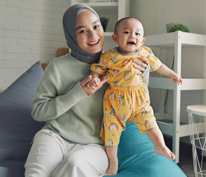 Dinda Hauw dan anaknya, Arshaka. Foto: Instagram/@dindahw