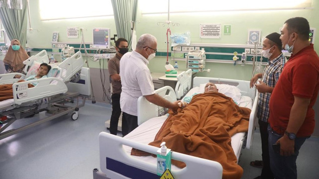 Sekda Aceh, Taqwallah (baju putih) menyapa pasien di RSUD Zainoel Abidin Banda Aceh.  