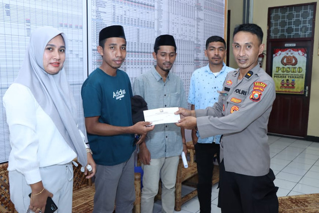 Penyerahan taliasih dari Polres Ternate untuk perbaikan sound system yang rusak dihantam water cannon, dalam aksi BBM Jilid II beberapa waktu lalu. Foto: Istimewa