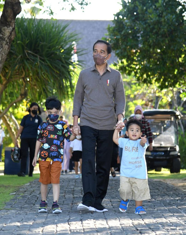 Presiden Joko Widodo menggandeng cucunya di pantai sekitaran Nusa Dua, Kabupaten Badung, Provinsi Bali, pada Jumat, (6/5/2022). Foto: Lukas/Biro Pers Sekretariat Presiden