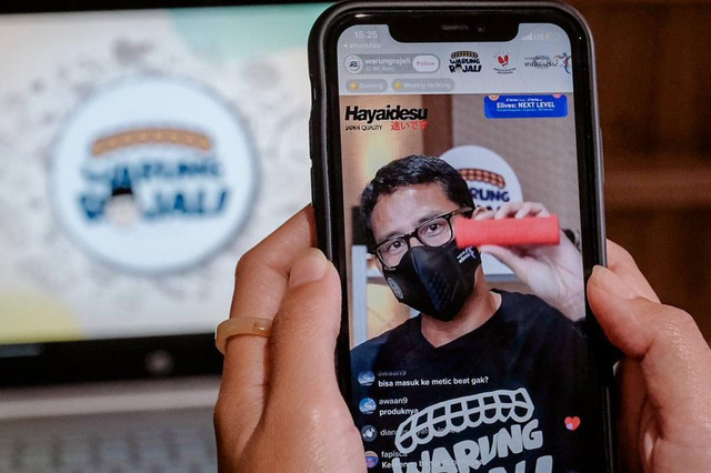 Menparekraf Sandiaga Uno saat siaran langsung promosi produk ekonomi kreatif dan UMKM di akun media sosial TikTok @warungrojali. Foto: Kemenparekraf RI