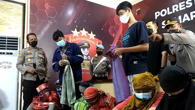 Ilustrasi perang sarung.  Foto: Intan Alliva Khansa/kumparan