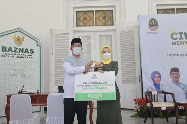 Gubernur Jabar, Ridwan Kamil dan istrinya, Atalia Praratya saat menunaikan pembayaran zakat mal melalui BAZNAS di Gedung Pakuan, Kota Bandung, Selasa (12/4/2022). FOTO: Humas Jabar