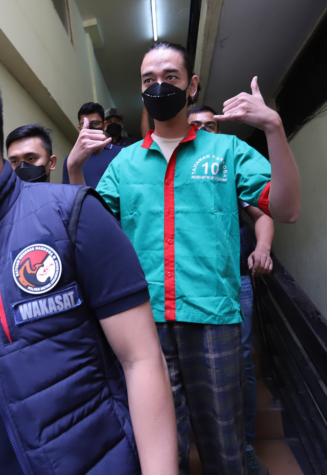 Tersangka Muhammad Fauzan menyapa wartawan sebelum menjalani kesehatan terkait kasus penyalahgunaan narkotika di Polres Jakarta Barat, Jumat, (18/3/2022). Foto: Agus Apriyanto