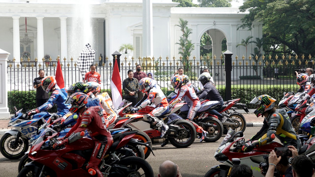 Presiden Joko Widodo melepas parade MotoGP di Istana Negara, Jakarta, Rabu (16/3/2022). Foto: Iqbal Firdaus/kumparan