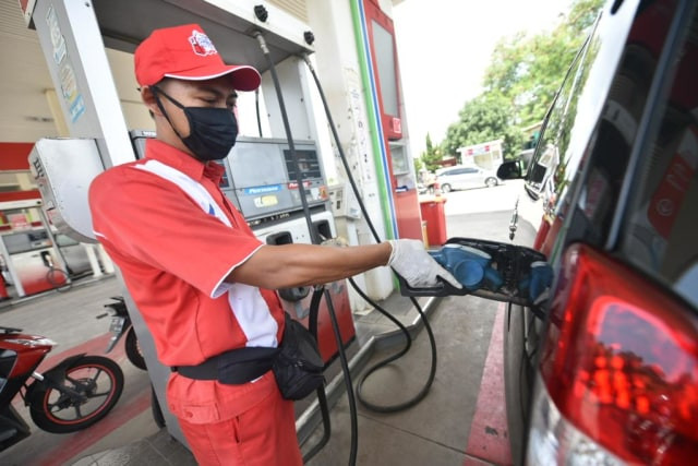 Petugas mengisi bahan bakar pertamax di SPBU Pertamina. Foto: Dok. Pertamina