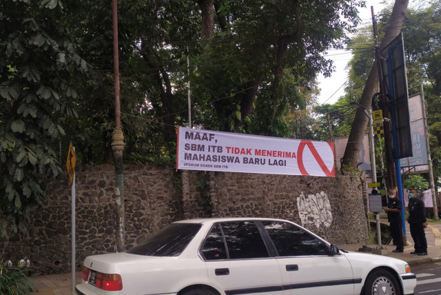 Spanduk dengan tulisan 'Maaf, SBM ITB Tidak Menerima Mahasiswa Baru Lagi' Terpasang di sekitar Kampus ITB pada Kamis (10/3). Foto: Rachmadi Rasyad/kumparan
