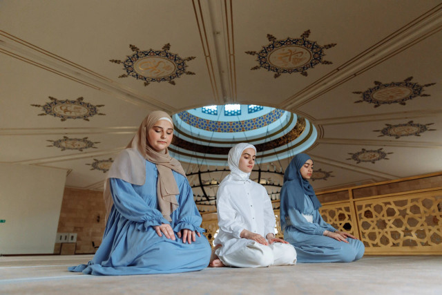 Illustrasi Wanita Berlutut di Lantai. Photo : Photo by Thirdman on Pexels.