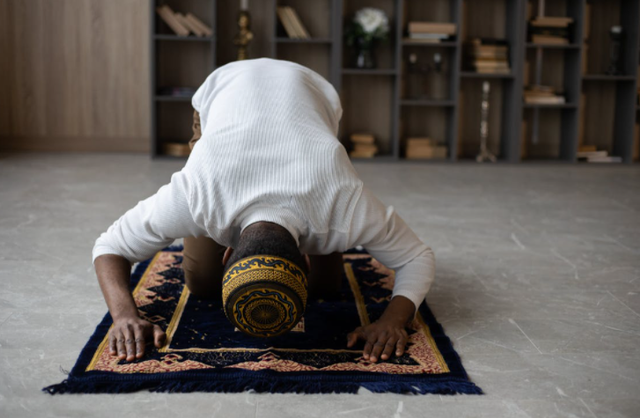 Ilustrasi Melaksanakan Shalat Witir. Sumber: Monstera