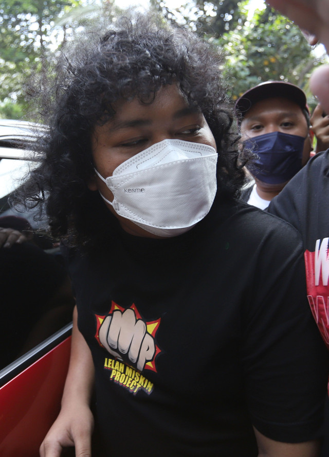 Komika Marshel Widianto saat tiba memenuhi panggilan terkait kasus konten pornografi Ayu Dewanti atau yang dikenal Dea OnlyFans di Ditreskrimsus Polda Metro Jaya, Jakarta Selatan, Kamis (7/4/2022). Foto: Dok. Agus Apriyanto