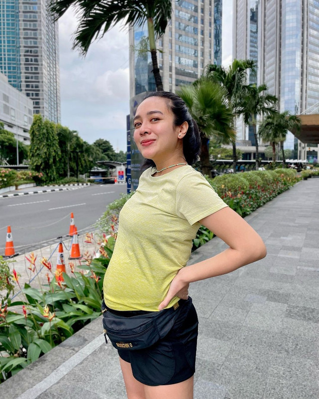 Dea Ananda memamerkan baby bump-nya
 Foto: Instagram/@dea_ananda