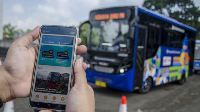 Warga membuka aplikasi Teman Bus untuk layanan bus Trans Metro Pasundan saat peresmian di Monumen Perjuangan Rakyat Jawa Barat, Bandung, Jawa Barat, Senin (27/12/2021). Foto: Novrian Arbi/ANTARA FOTO