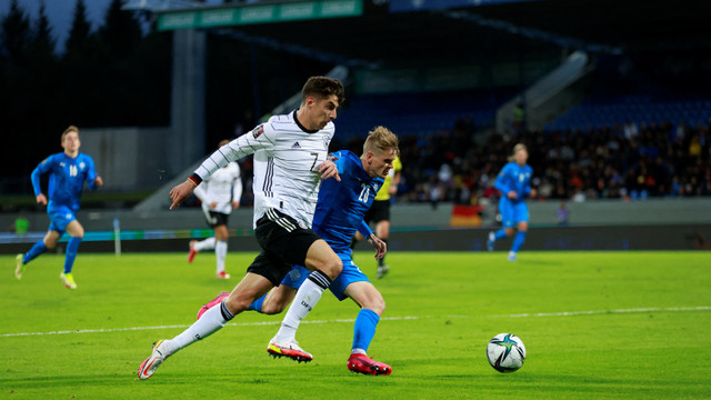 Gelandang Jerman Kai Havertz duel dengan bek Islandia Ari Skulason pada kualifikasi Piala Dunia di Reykjavik, Islandia. Foto: Odd Andersen/AFP