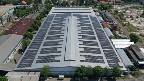 PLTS Atap di salah satu pabrik di Probolinggo, Jawa Timur. Sumber Foto: Rendy via https://www.instagram.com/p/CcrgUT7FnbH/