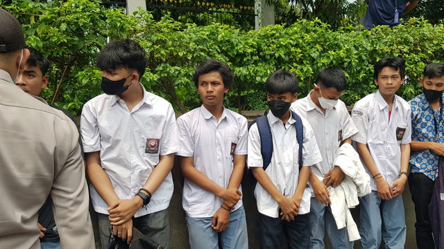 Belasan siswa dan pemuda diamankan di Stasiun Palmerah. Foto: Dok. Istimewa