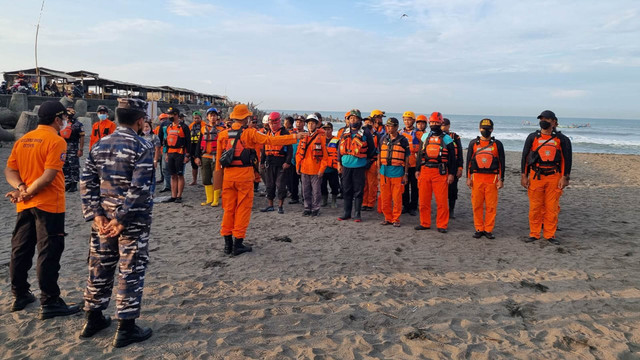 Tim SAR Gabungan melakukan pencarian dua orang wisatawan yang terseret ombak di Pantai Glagah, Kulon Progo, Senin (28/3/2022). Foto: Basarnas Yogyakarta