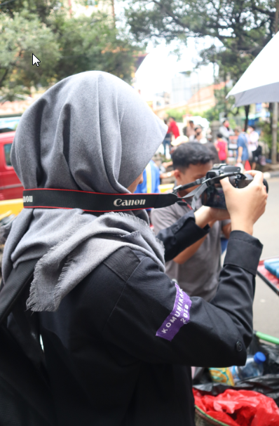 Ilustrasi Orang Sedang Memotret (Sumber: Dokumen Pribadi)