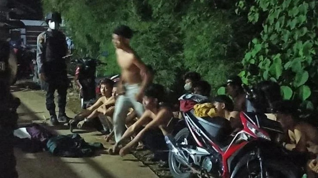 15 remaja diamankan polisi di Depok saat akan tawuran, pada Minggu (20/3/2022) dini hari. Foto: Instagram/@raimasdepok_id