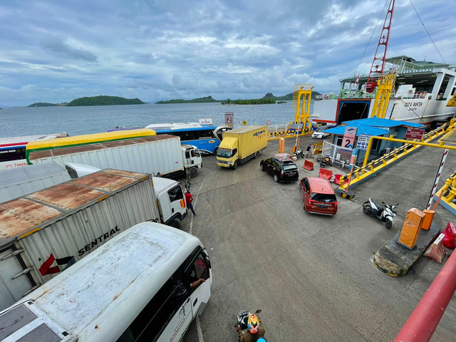 Antrean kendaraan menuju ke dalam kapal di Pelabuhan Bakauheni, Kamis (28/4/2022) | Foto: Roza Hariqo/Lampung Geh