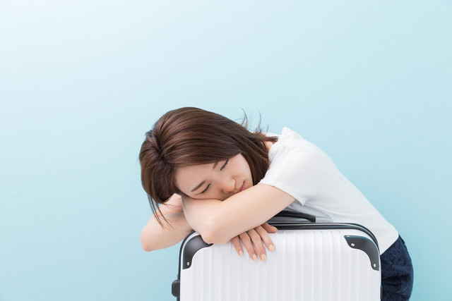 Ilustrasi selg-healing dengan cara berliburan alias travelling. Foto: miya227/Shutterstcok
